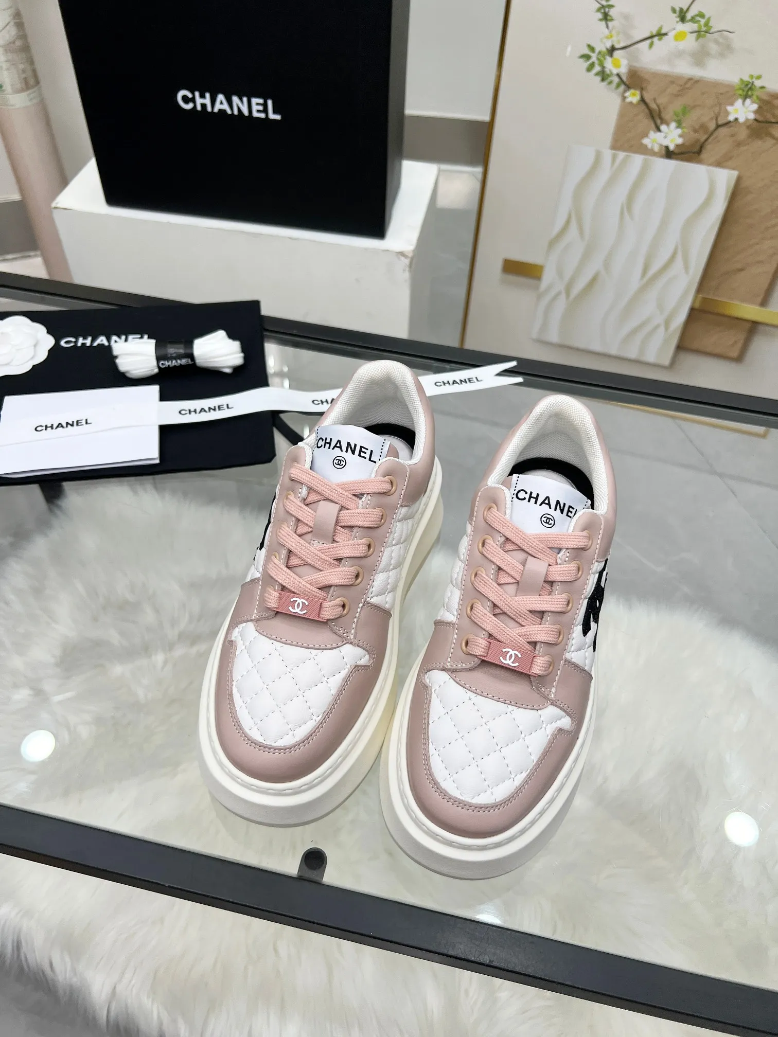 👟👟Ex-factory price 480👟👟 CHANEL 25C spring and summer new sports shoes official website is available at the same time ❤️ Counter out-of-stock kings. Major bloggers are recommending new styles on social days. This season’s new styles are simply eye-catching and look great on the feet. The casual casual sports style is refreshing and natural, interpreting Chanel’s fashionable femininity. The overall customization makes all sports models on the market at that time obsolete. This series is now available for sale! The upper is made of custom imported pebbled calf leather ➕ custom frosted calf leather. The lining is made of original one-to-one professionally customized mesh. Hardware accessories. Original full set of molds (not common in the market). Original custom molded TPU combination outsole. Height 4 cm. Women's size 35-39.